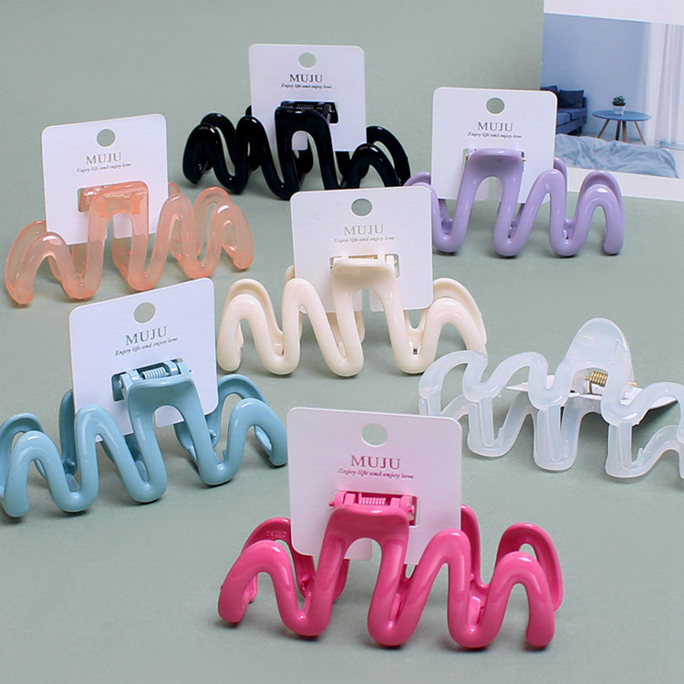 Card-Mounted Cream-Colored Sweet Wavy Hair Clip with Large Hair Volume and Shark Clip on the Back of the Head for Girls with Hairpin