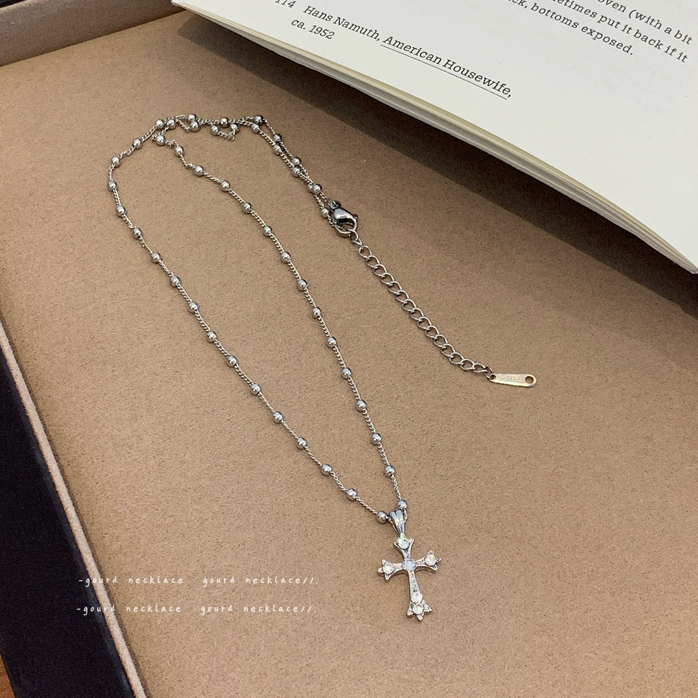 European and American Gender-Neutral Style Cross Sweet Cool Pendant Long Necklace for Women, Light Luxury Bean Necklace with a High-End Feel, Clavicle Chain