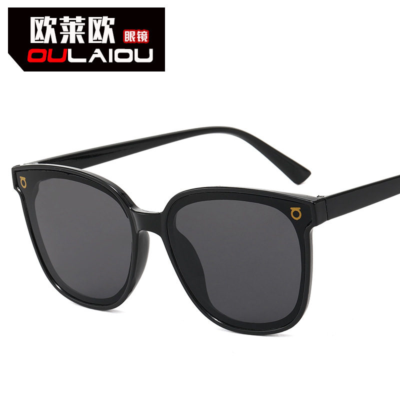 2025 New Style Square Retro Sunglasses Women's Online Popular Street Photoshoot Sunglasses Black Frame Plain Anti-UV Sunglasses