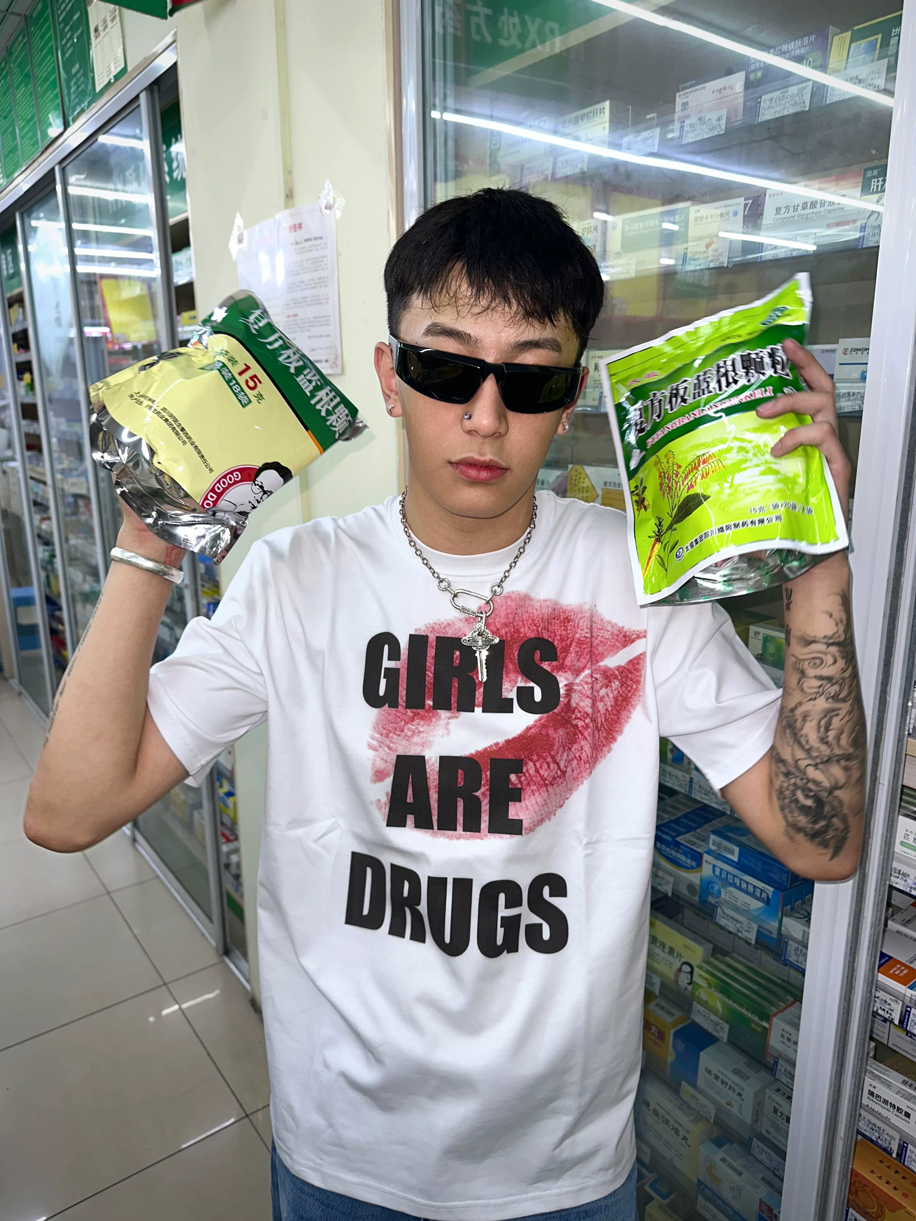 *Rye Chasin Lip Print Girls Are Drugs Girls Are Drugs Lipstick Slogan 270g Short Sleeve Tee