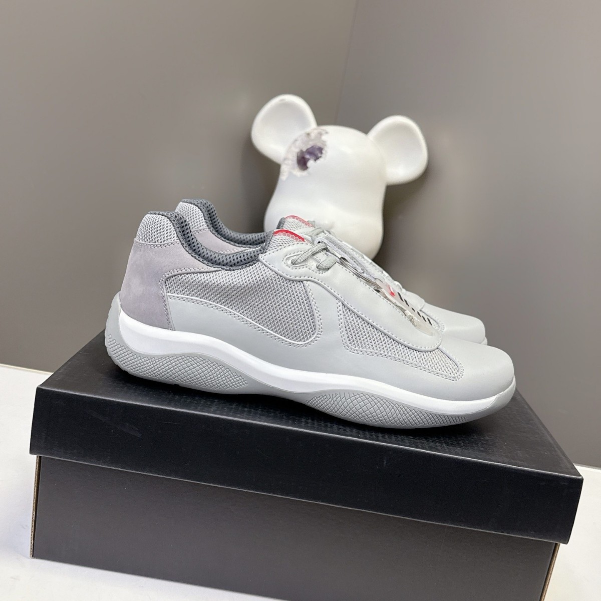 Guangzhou High-End European and American Style Light Luxury Couple Shoes 2025 New Model Leather Breathable Versatile Sneakers Foto QC de 1688 na Qualit.ly