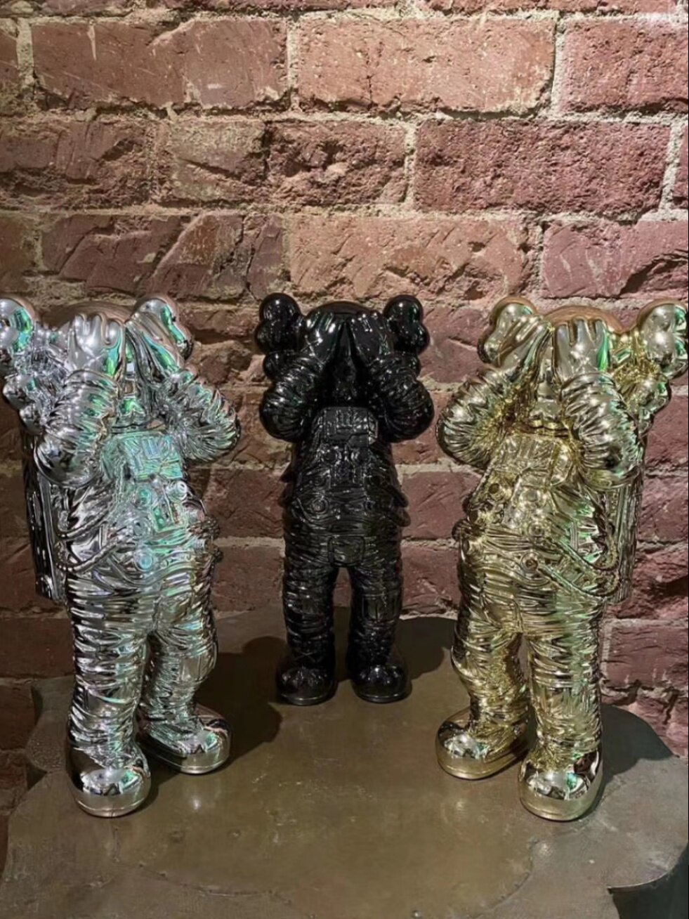 Kaos Holiday Astronaut Electroplated Trendy Toy Figurine Kaos Ornament Sculpture Children's Trendy Brand Foto QC de TAOBAO na Qualit.ly