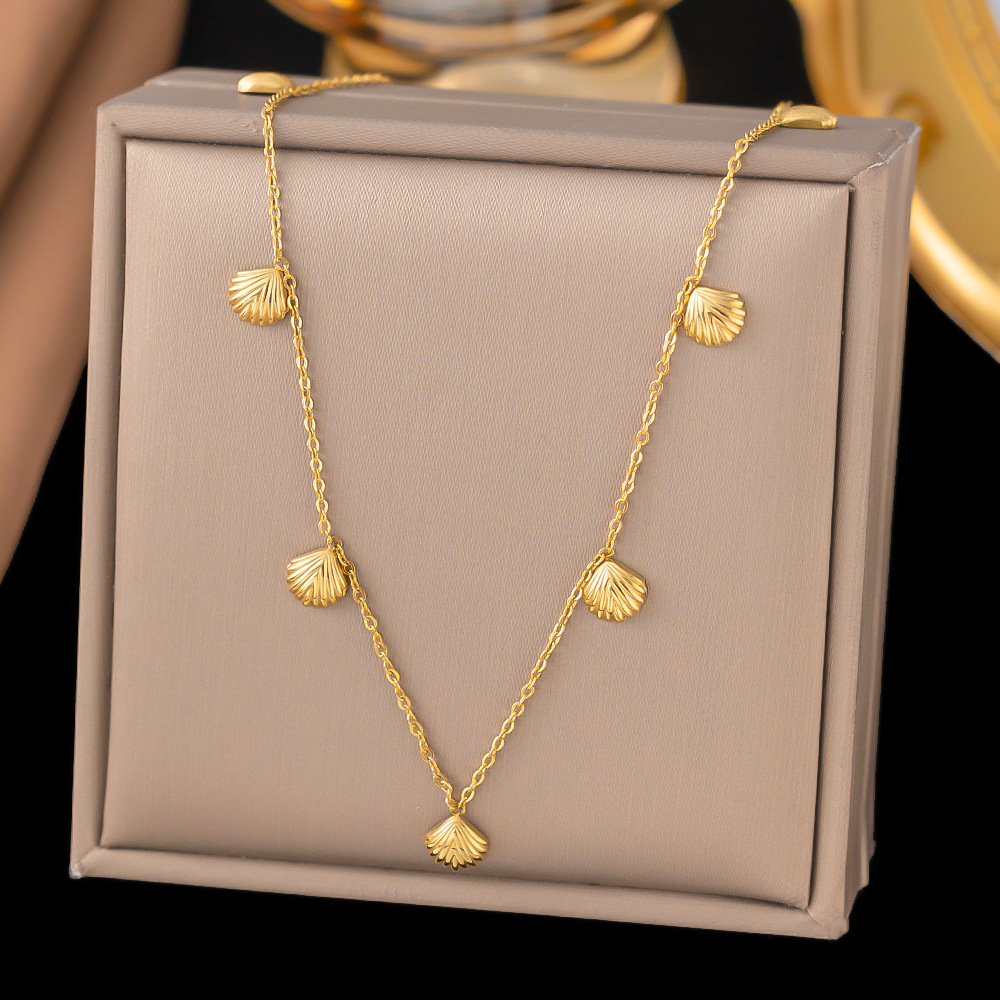 French Style Elegant Fan-shaped Small Shell Pendant Clavicle Chain Retro Gentle Design Titanium Steel Plated 18K True Gold Necklace for Women