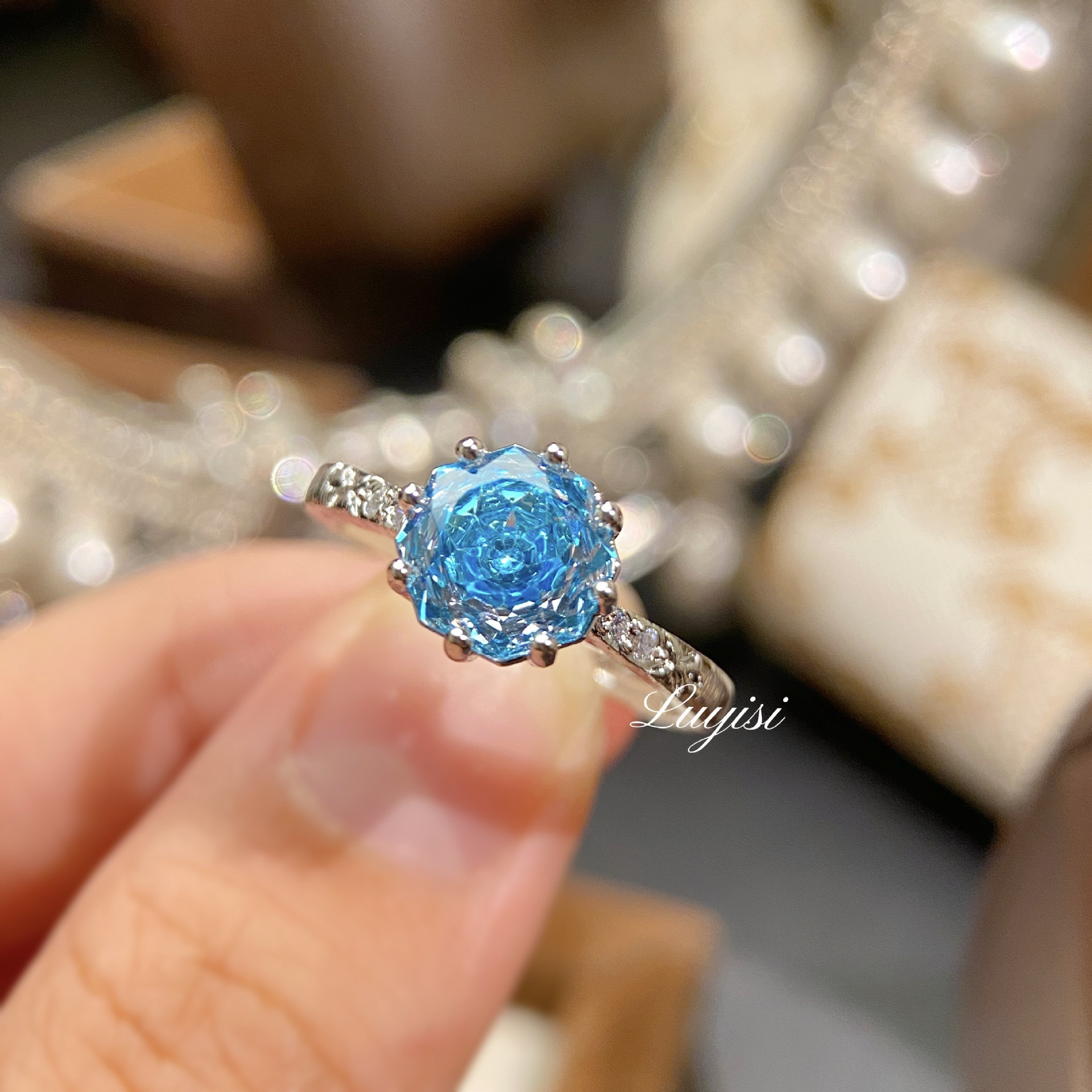 French-Style Vintage Handcrafted Brushed Octagonal Millennium Rose-Cut Aquamarine Ring, Fashionable High-Carbon Diamond Dazzling Green and Purple Diamond Ring