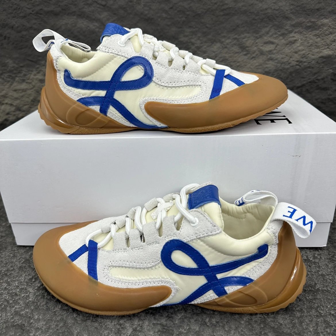 罗意威 / Loewe

尼龙绒面革和 TPU Grip 男女士运动鞋35-46
罗意威运动鞋

尼龙和绒面牛皮革运动鞋，搭配模压 TPU 元素，采用别致的攀岩鞋风格设计、不对称鞋头造型和鞋带。
5 