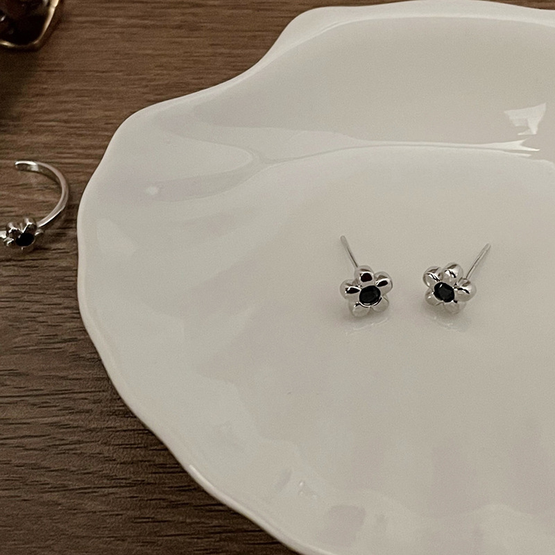 Black Flower Earrings Women's Korean Style Simple Small Cold Style Small Flower Earrings Daily Work Commuter Zircon Earrings