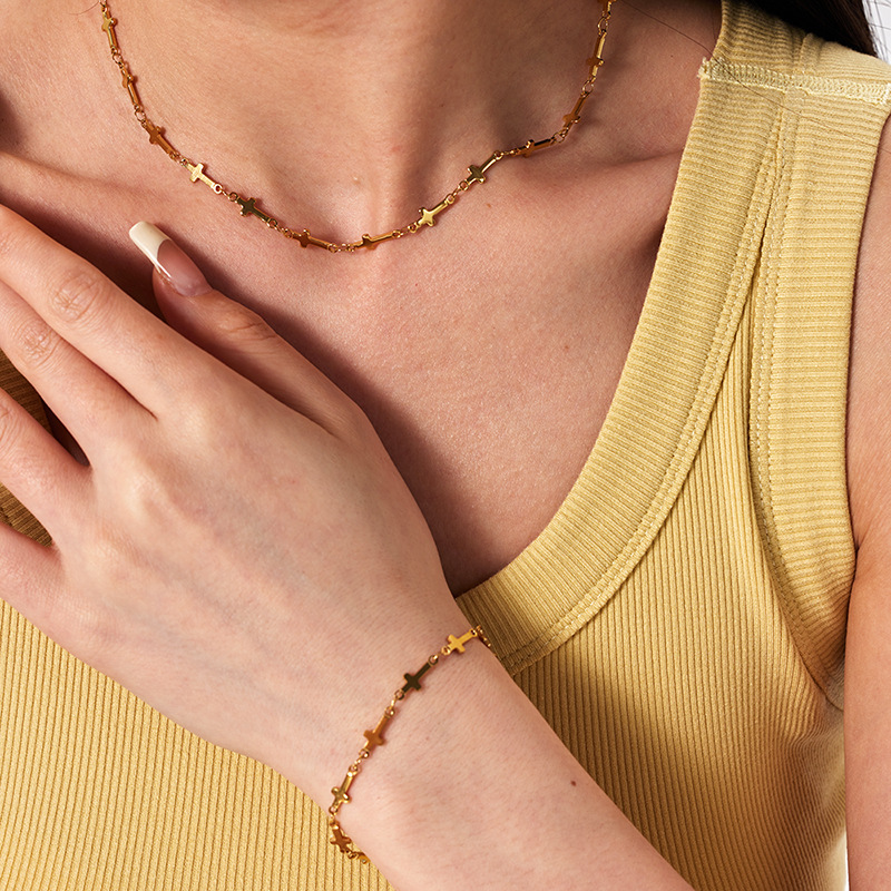 Cross-border hot sale niche personality 18k gold-plated titanium steel cross necklace women's new cold wind clavicle chain wholesale