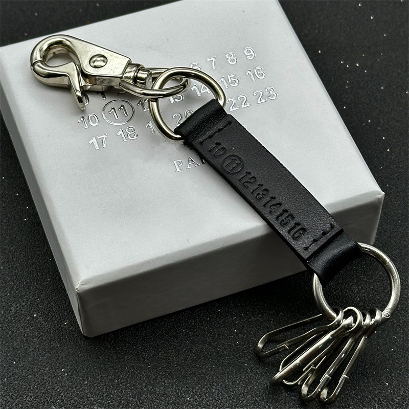 Pyc 23Ss Cowhide Digital Logo Keychain Retro Keychain Waist Pendant Vintage Vibe Pendant Fotografie QC de pe 1688 pe Qualit.ly
