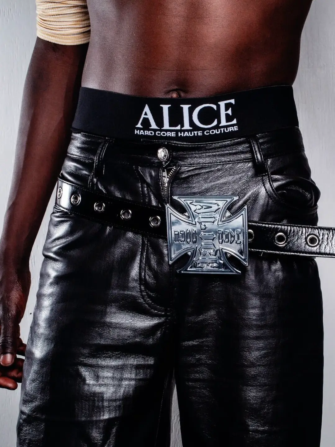Alice Hollywood Rotating Cross Buckle Multi hole Belt American Vintage Style Belt
