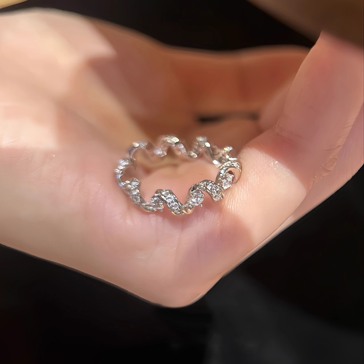 Popular Old Money Style Light Luxury Commuter Temperament Full Diamond Phone Cord Wrapped Ring Design Zircon Surrounded Ring for Women