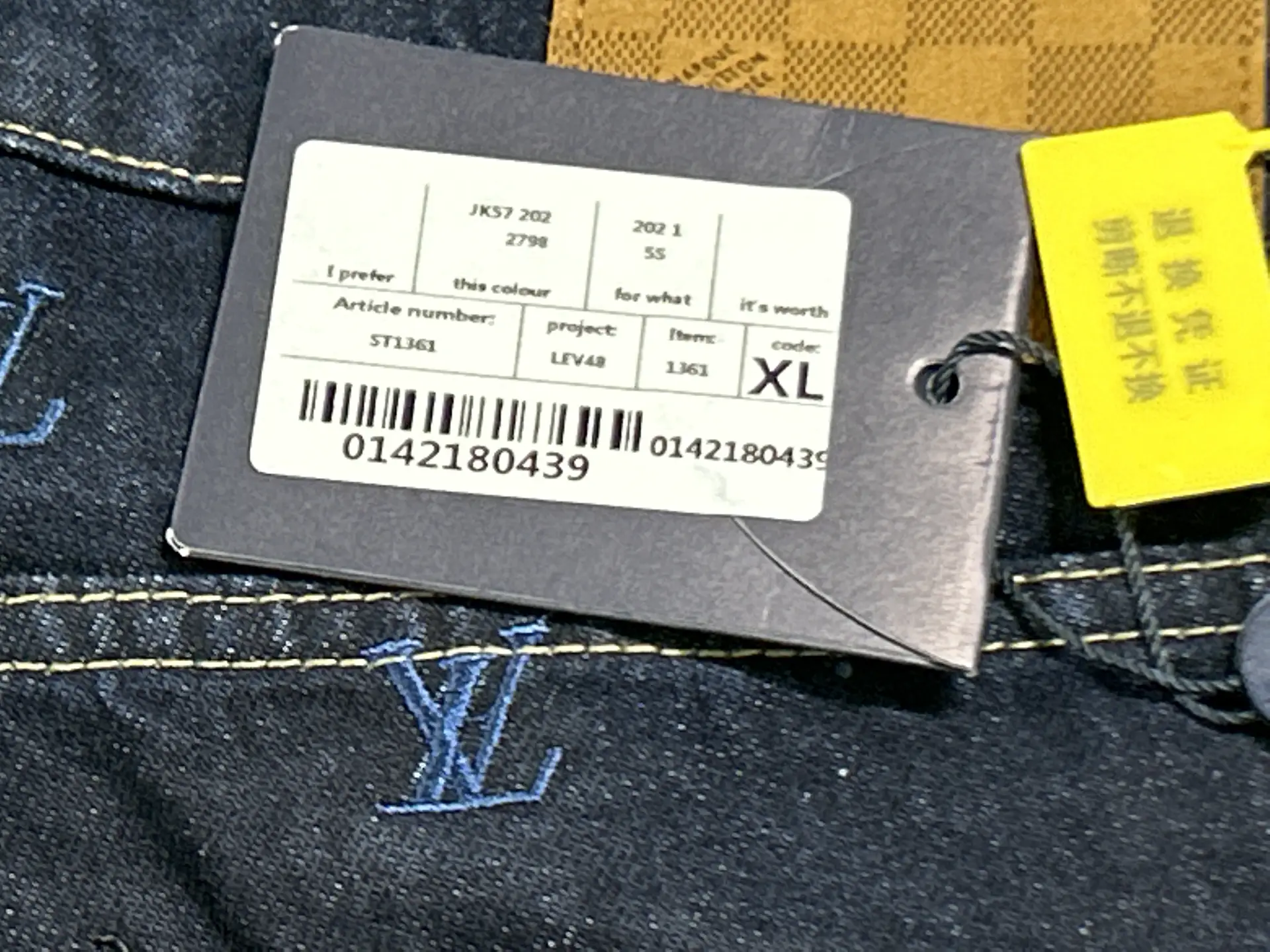 潮流时尚高品质夹克牛仔裤套装 https://finds.cheap
