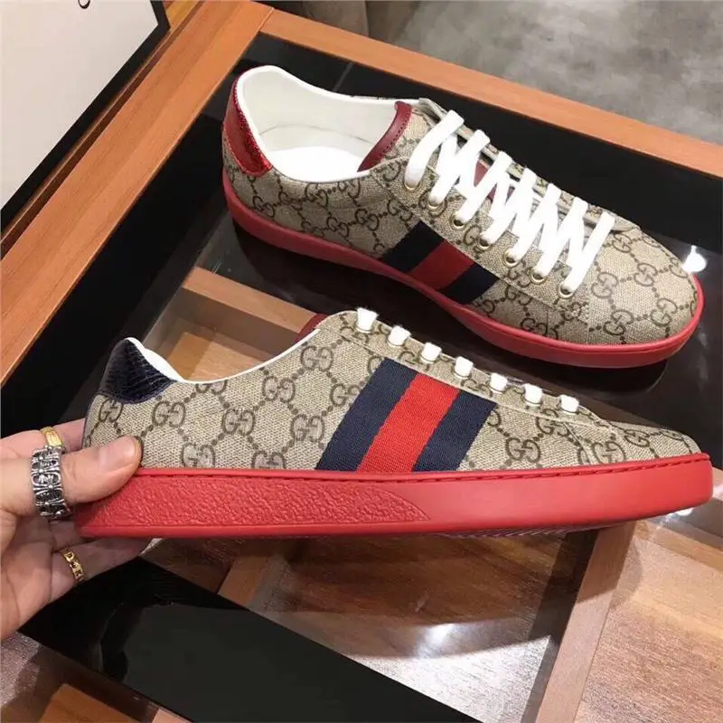 2024 New European Men's Luxury Couple Size White Casual Sports Shoes Versatile Trendy Fashion