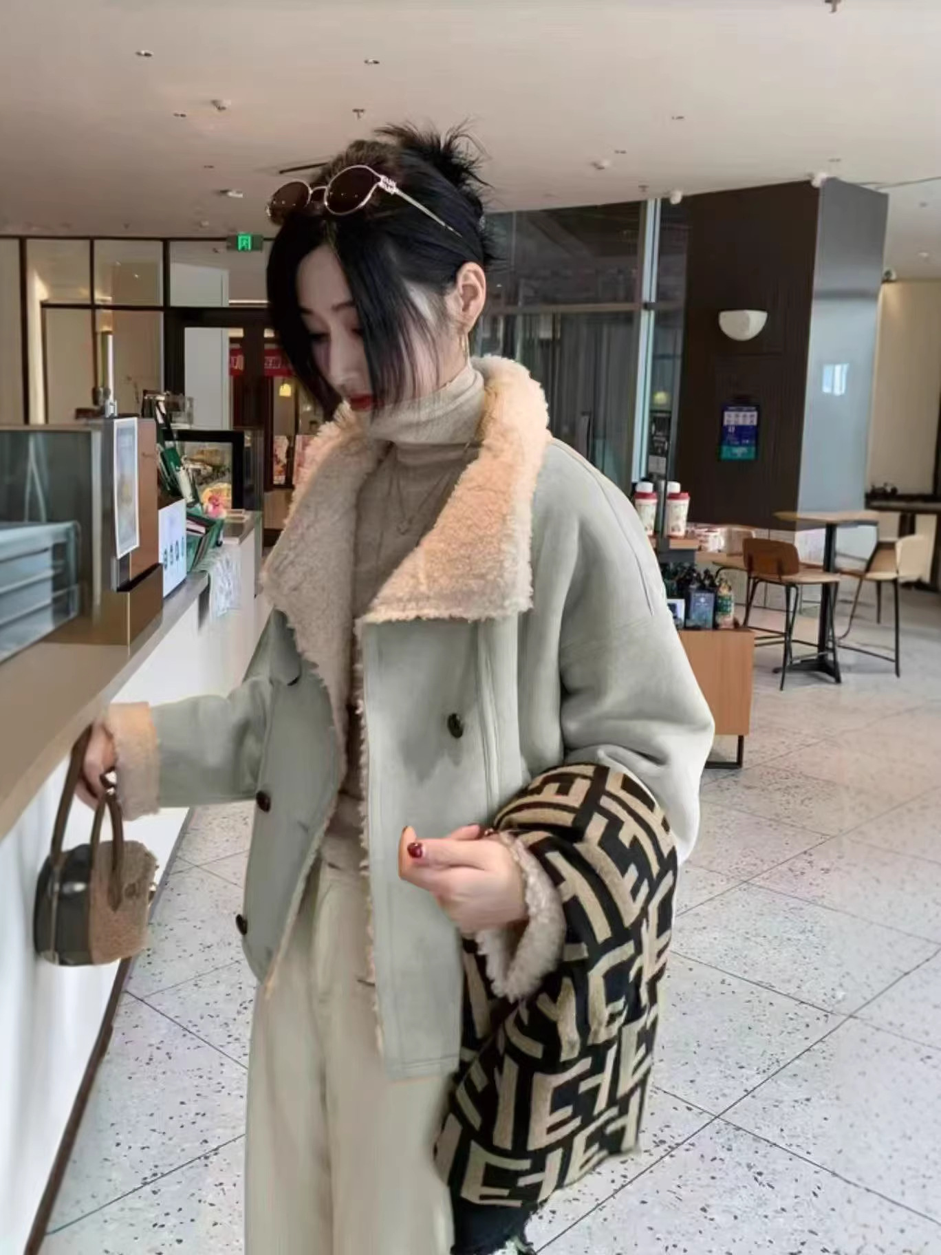 Lamb Wool Lapel Coat, Fur Integrated Short Coat for Women, 2025 Winter New Style, Fleece-Lined and Thickened, Double-Breasted Jacket