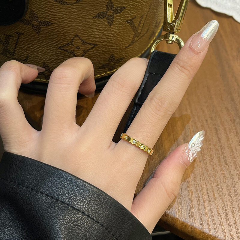 Niche Design Honeycomb Diamond-Encrusted Titanium Steel Ring for Women, Fashionable, Unique, Light Luxury, High-End, Elegant, Non-Fading Index Finger Ring
