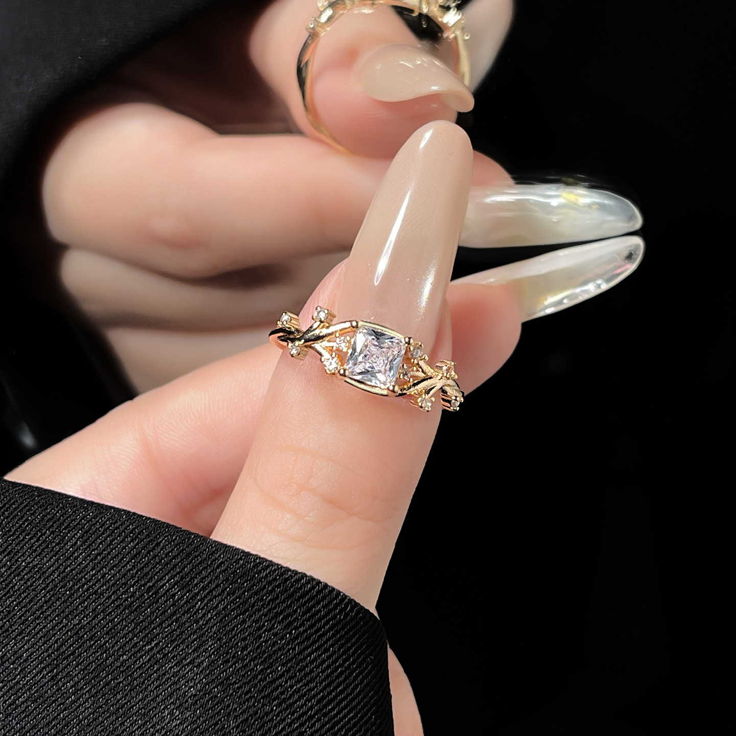 Exquisite Cross-Shaped Small Sugar Cube Ring for Women, Fashionable Light Luxury Winding Square Diamond Ring, Elegant and High-End Versatile Open Ring