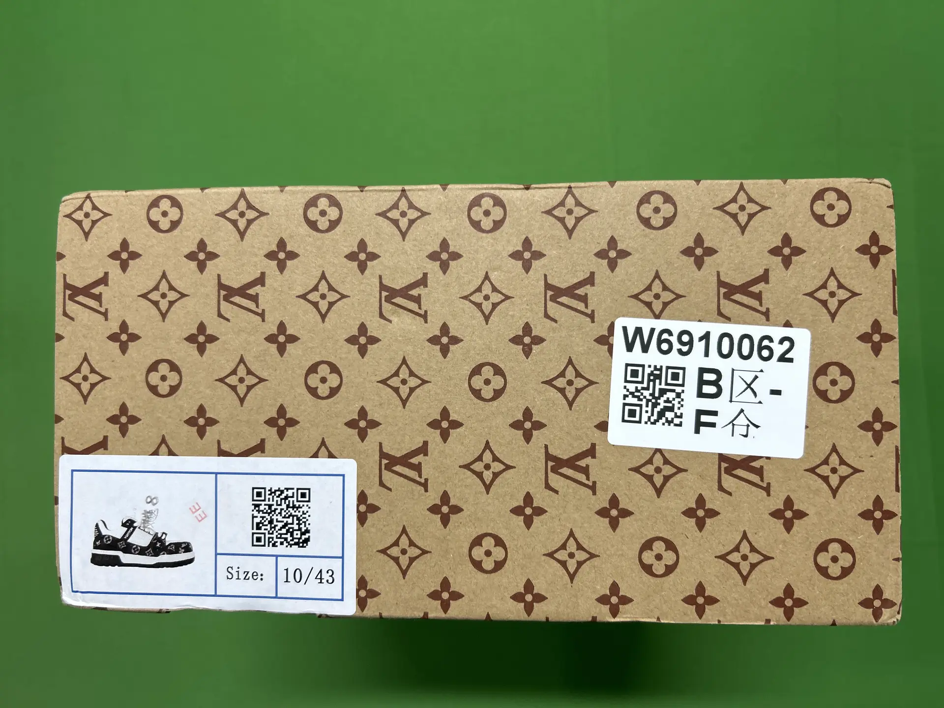 Louis Vuitton W6910062 Black White