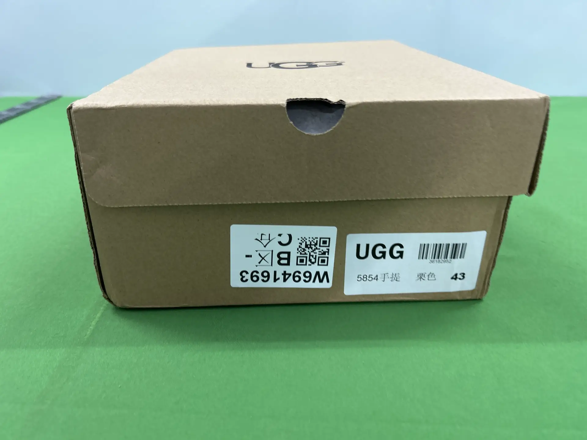 UGG 5854