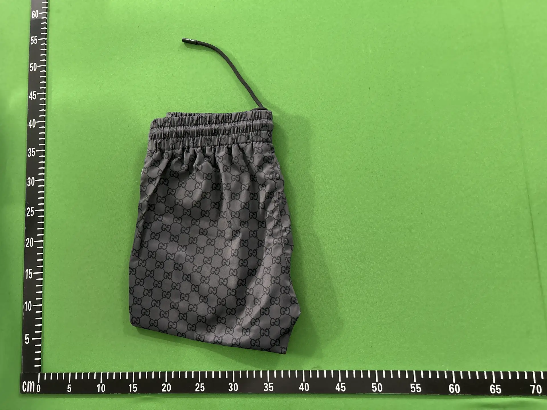 Full crying chain, two pant legs with color matching horizontal stripes, five colored shorts with round rope strung on them 55011811
