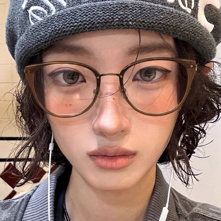 Ultra-Light Titanium Frame Glasses, Korean-Style Cat-Eye Frames That Make the Face Look Smaller, Cold Tea Color Frames That Enhance Complexion, Can Be Fitted with Prescription Lenses 86499