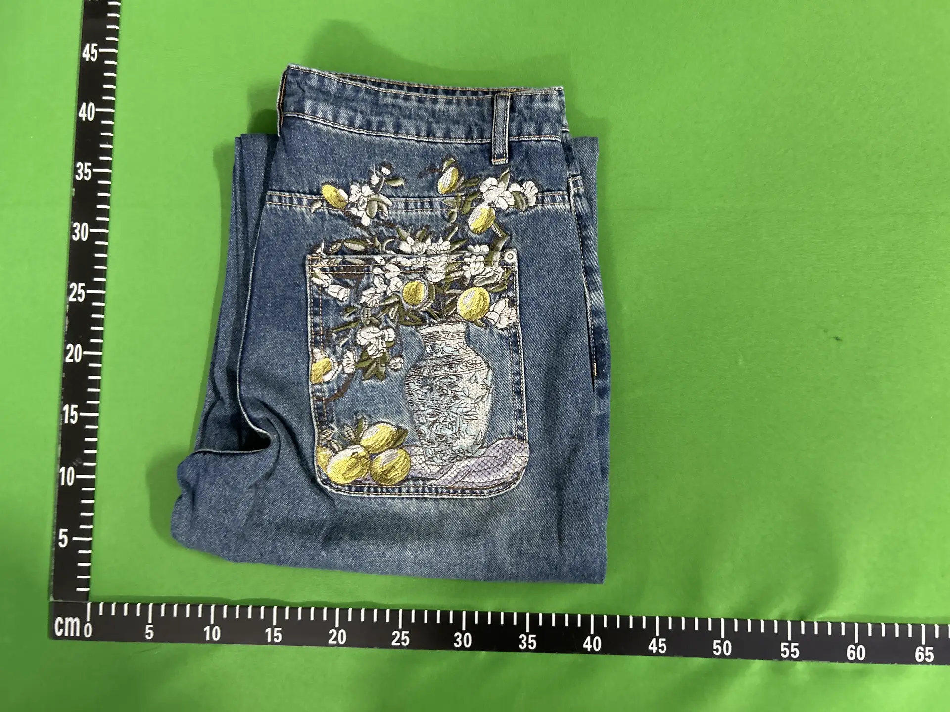 Denim jeans with floral embroidery