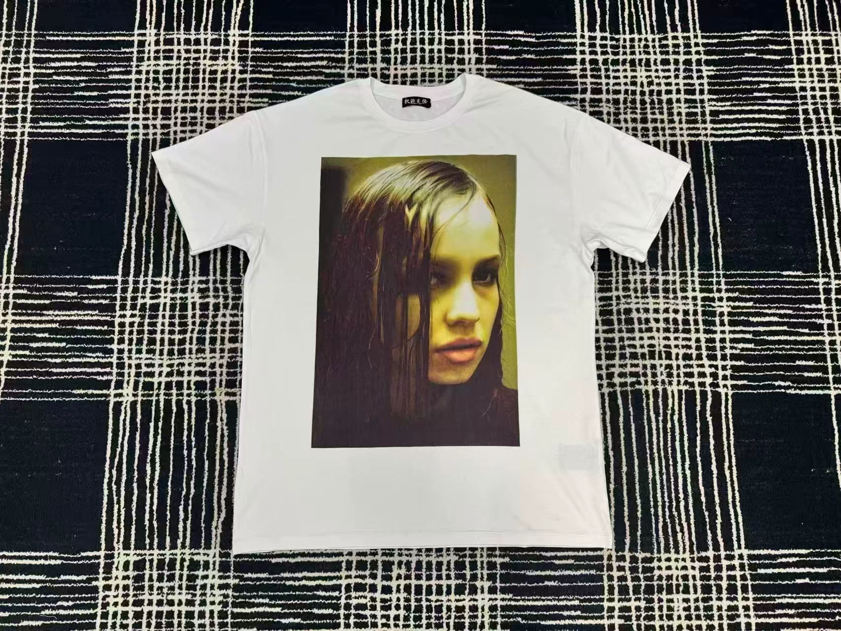 Madebyswag: Autonomous Fallowness Street Christina Portrait Short Sleeve T-Shirt Foto QC de TAOBAO na Qualit.ly