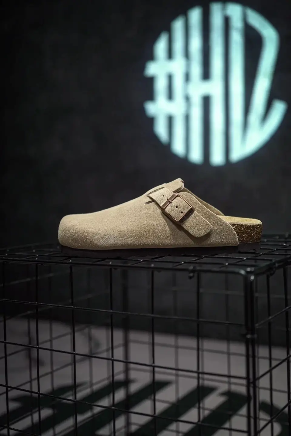 N418350【原装公司级 Birkenstock 勃肯半拖系列】勃肯半拖系列 舒适又时髦 潮人必备单品 鞋面采用质地柔软牛皮绒面革植入羊羔毛鞋垫和里衬材质 中底搭载缓震软木橡胶外置EVA轻量