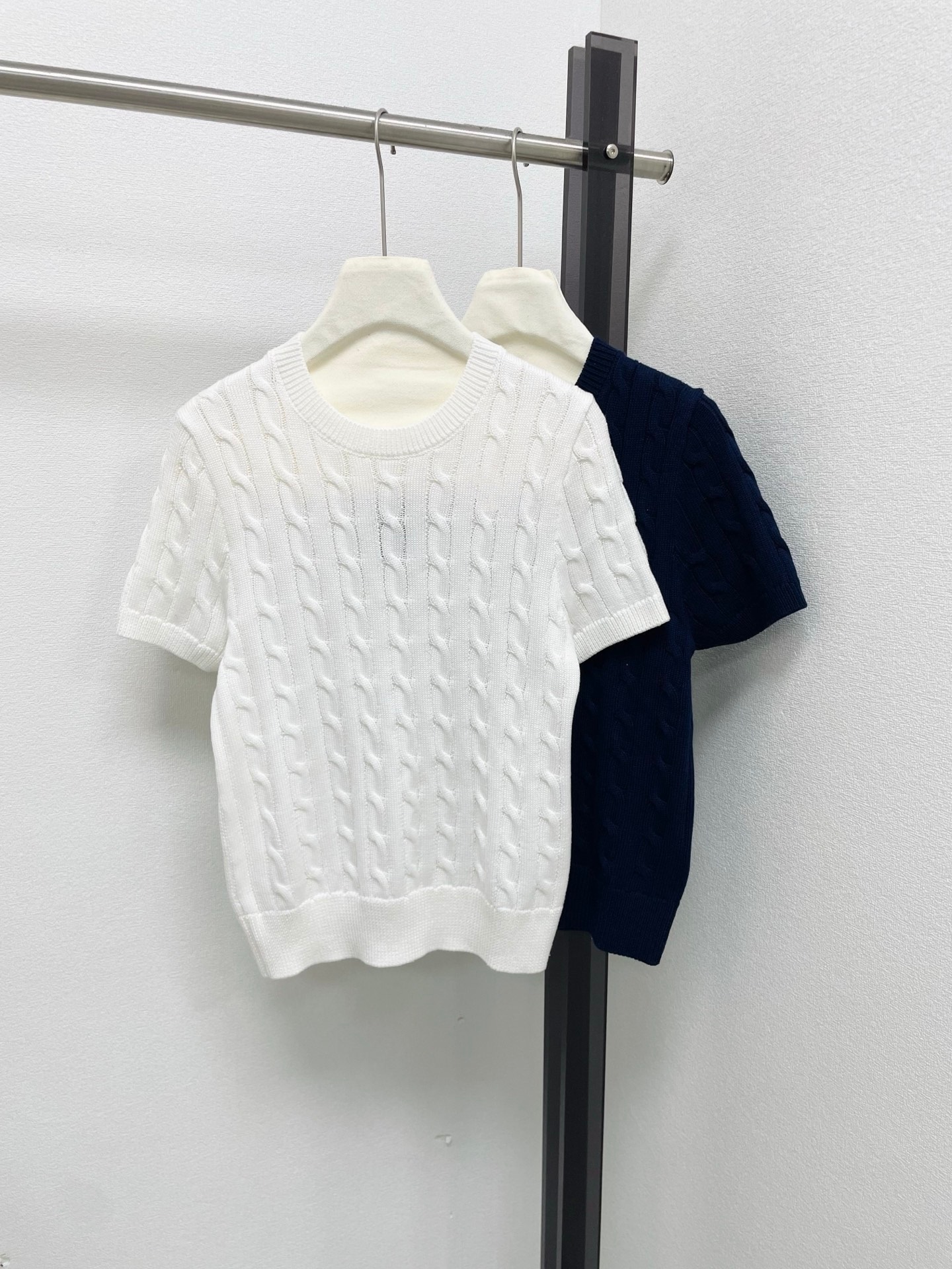 High-End R+ Little Horse Embroidery Cable Knit Round Neck Sweater 2026 Spring/Summer New Casual Simple Short Sleeve Top for Women