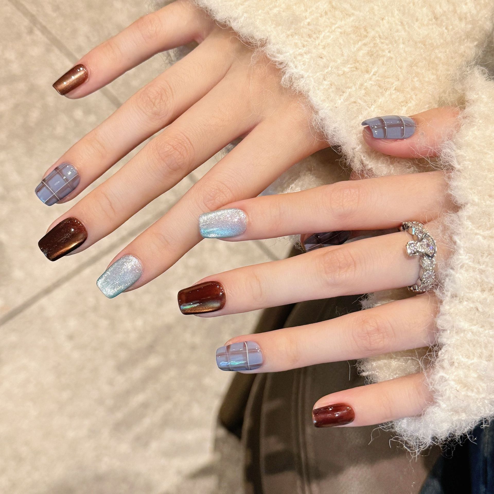 [British College] Autumn New Blue Hand-painted Plaid White Cat's Eyes Hand-worn Light Luxury Phototherapy Beauty
