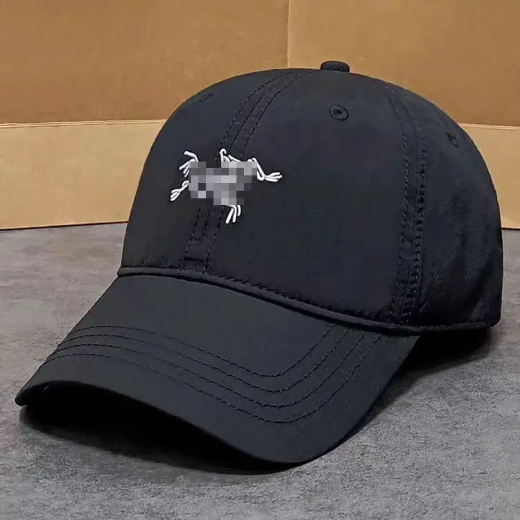 Quick-drying baseball cap with embroidered label