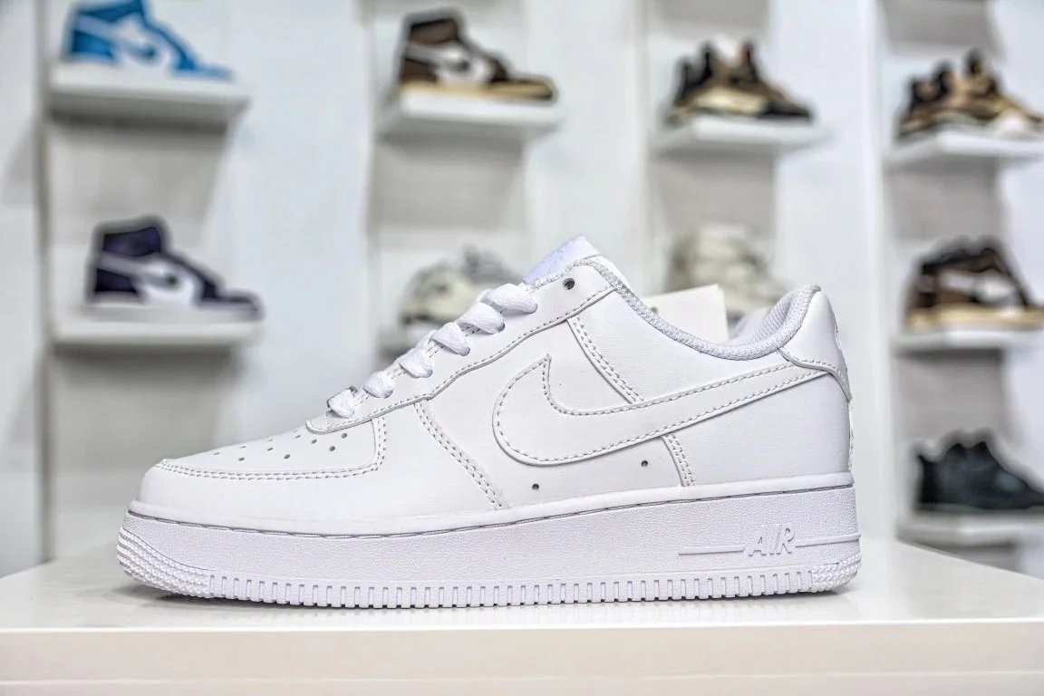 Pure white sports casual shoes