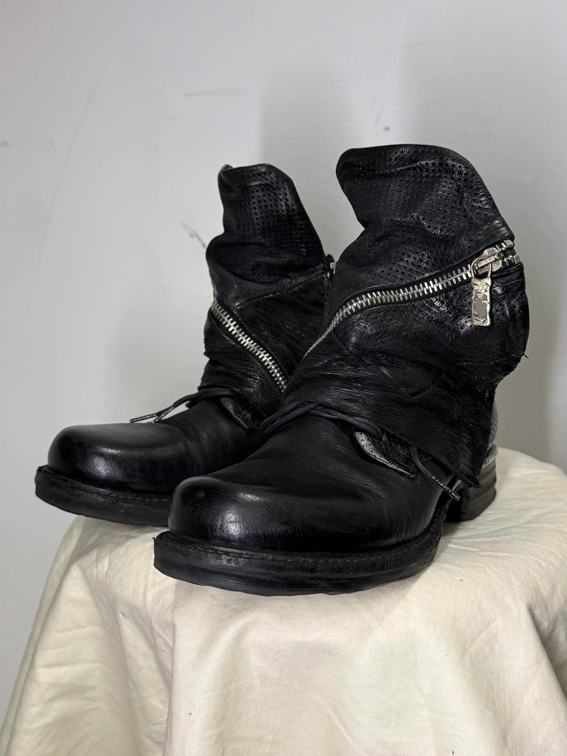 Dark Retro Distressed Denim Boots for Men and Women, Workwear Patchwork Martin Boots, Pleated Flip-Top Riding Boots, Short Biker Boots Foto QC de TAOBAO na Qualit.ly