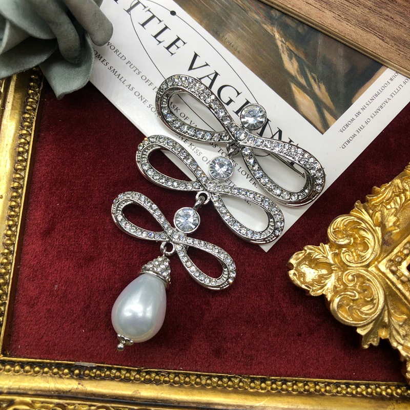 Mid-ancient Western style brooch high-grade hollow bow with diamond pearl pendant retro high-end pin all-matching