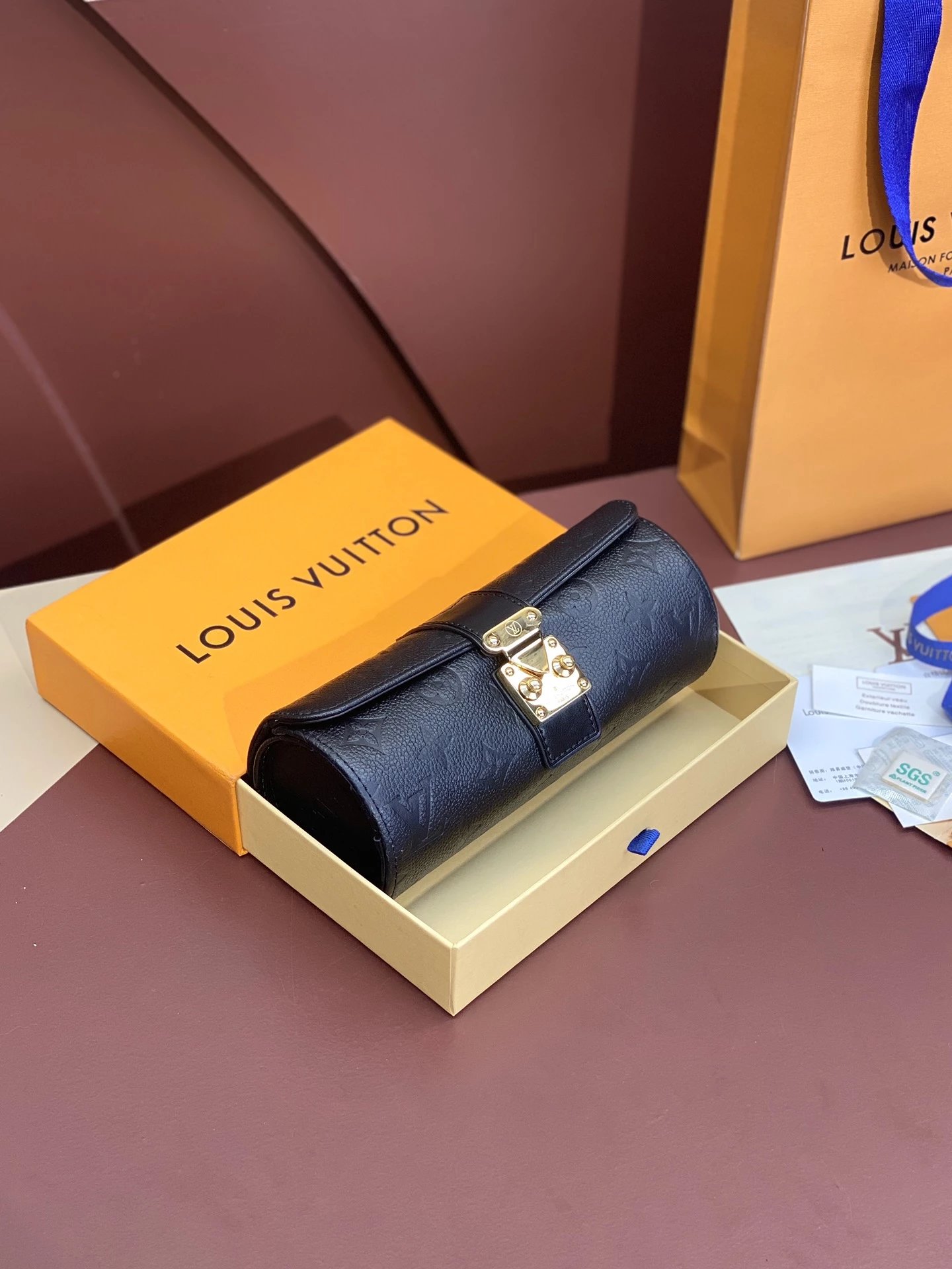 The top original M10145 embossed ETUI BIJOUX jewelry box was trimmed Monogram embossed cowhide, giving a delicate impression of "Etui Bijou". Both compact size and superior storage capacity. Inside there are 2 buckle open pockets and 2...
