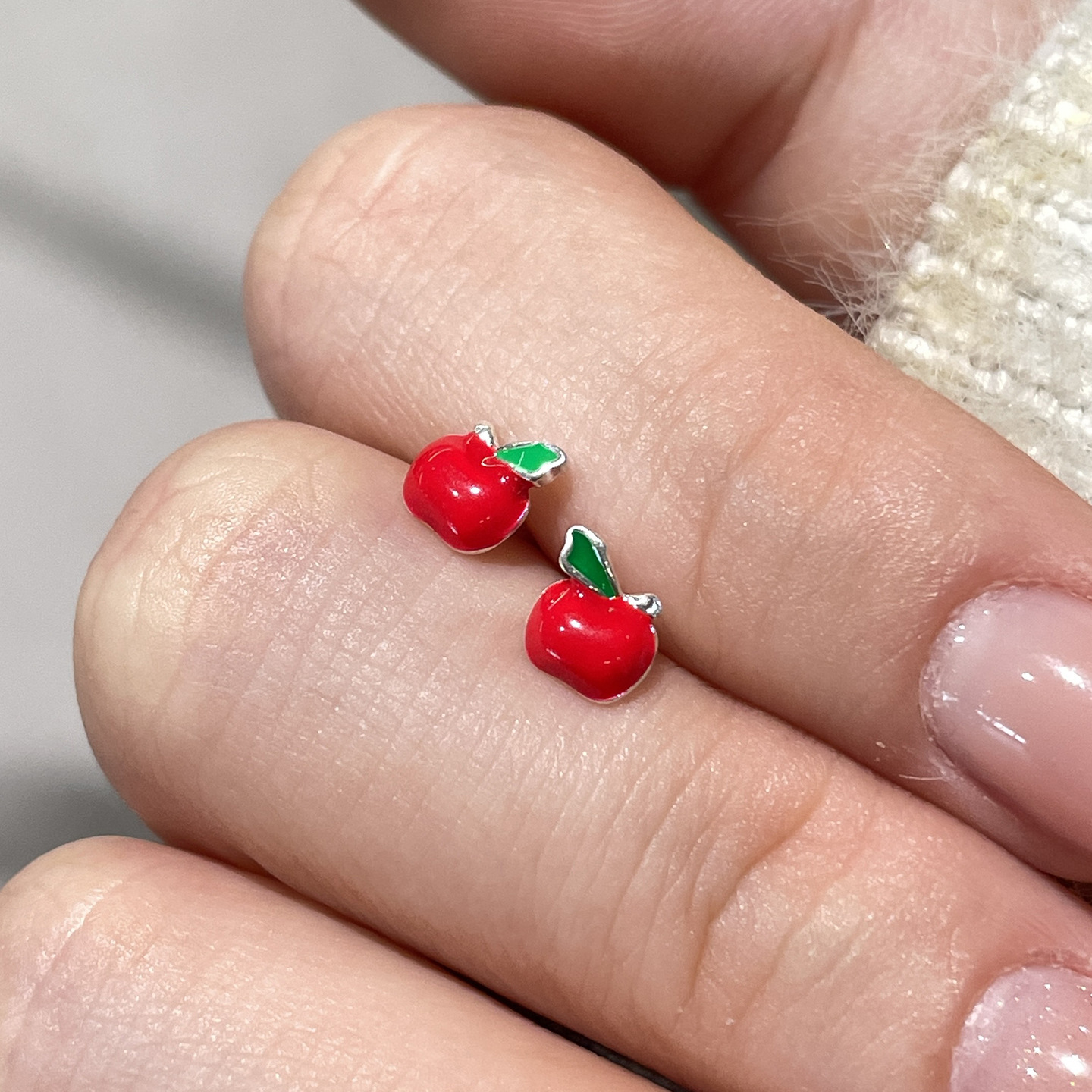 Cute Little Apple Earrings for Women, Simple and Unique Design, Oil-Drip Style, Student Earrings, Mini Commuter Accessories
