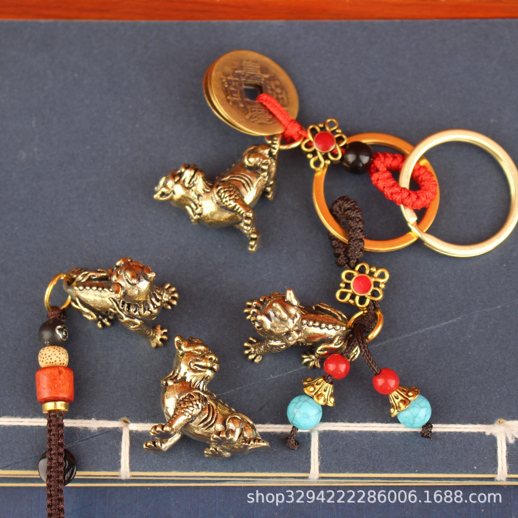 King of Xizang Mount Listening to God Beast Brass Pendant Antique Old Men's and Women's Carry-on Decorative Car Keychain Pendant