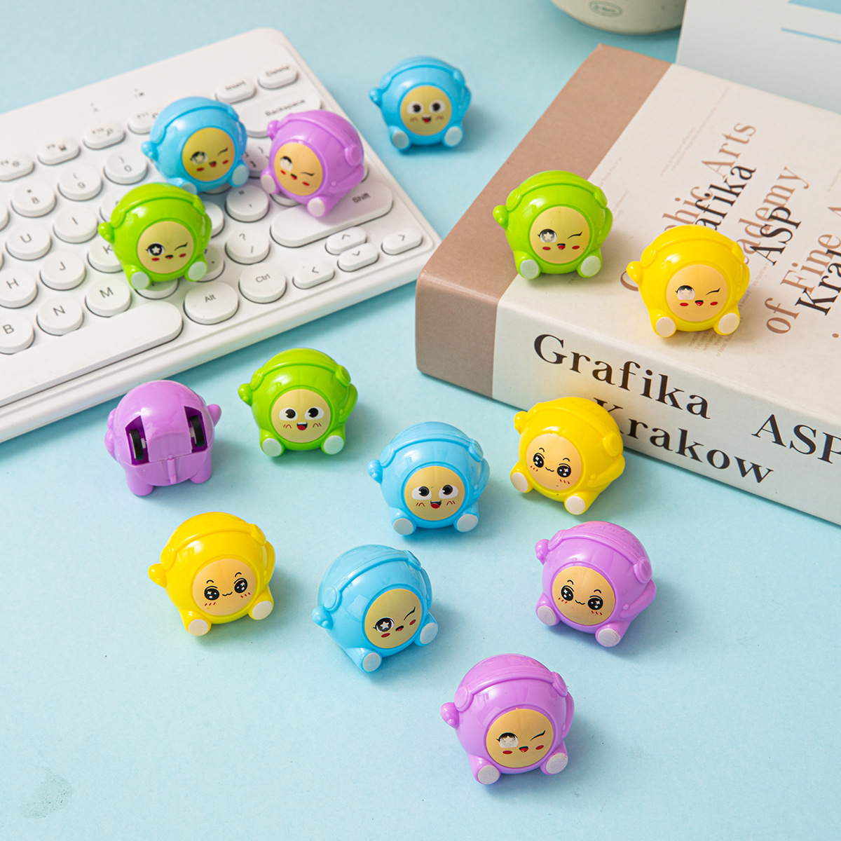 Mini Cute Headset Eggs Le Huili Car Kindergarten Children's Fun Gift Merchants Super Game City Toys