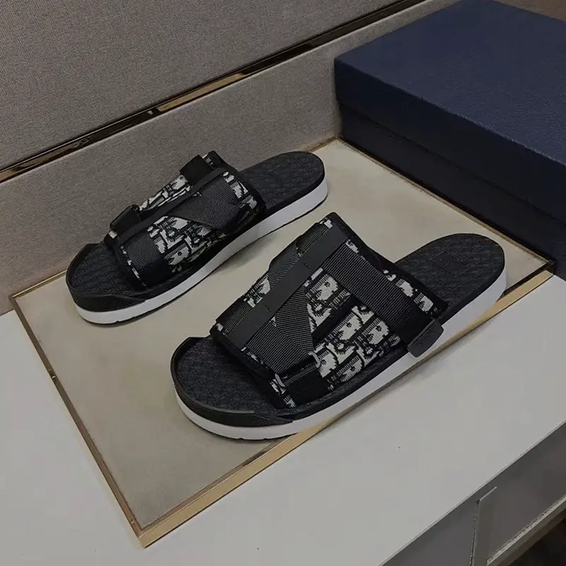 [H12] Classy Luxury Brand One Word Slippers Men Summer Fashion Outwear European Station Ins Trendy Sandals and Slippers