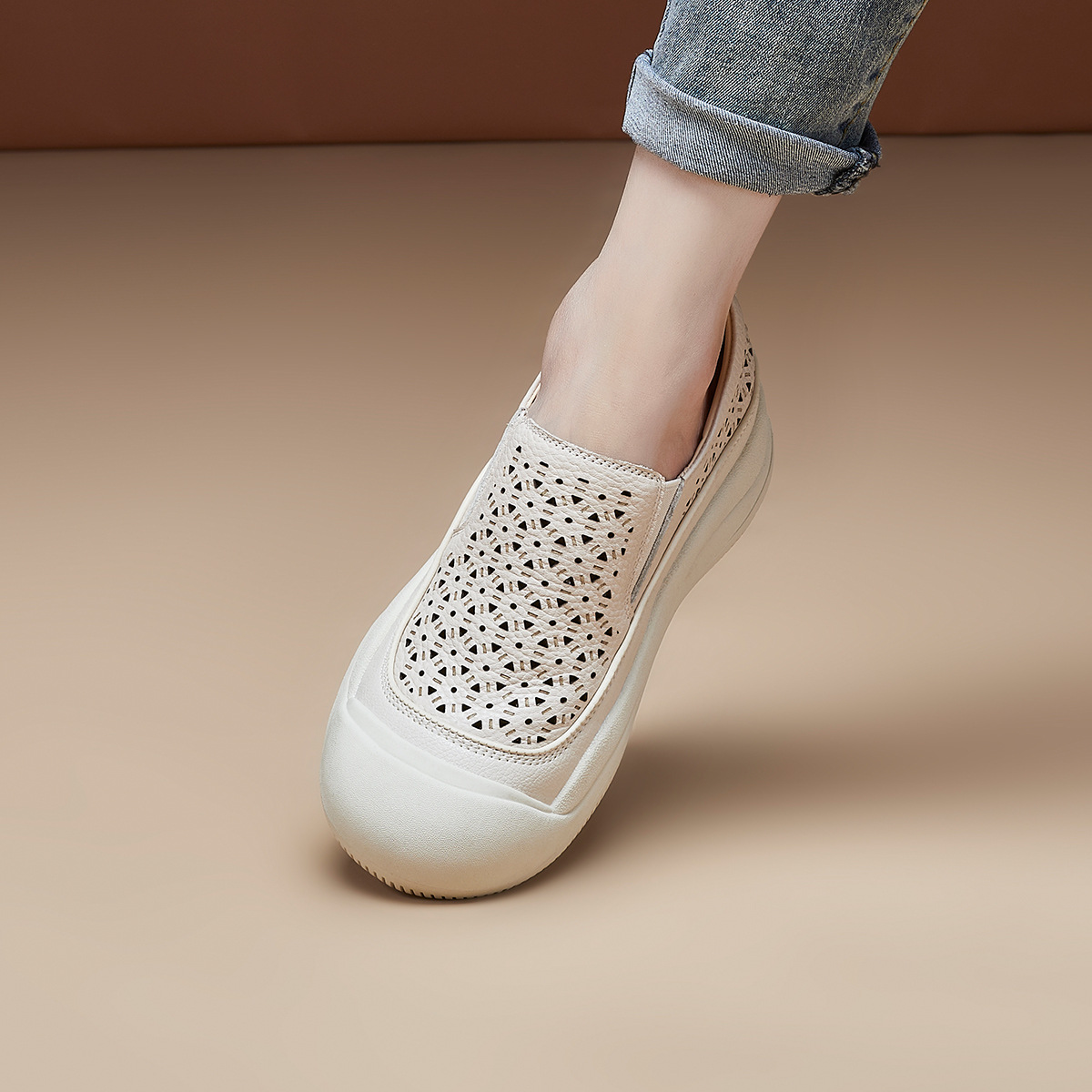 Genuine Leather Hole Shoes Women's 2025 Summer Outer Wear Comfortable Soft Bottom Casual Shoes Retro Thick Bottom White Shoes Women's Breathable