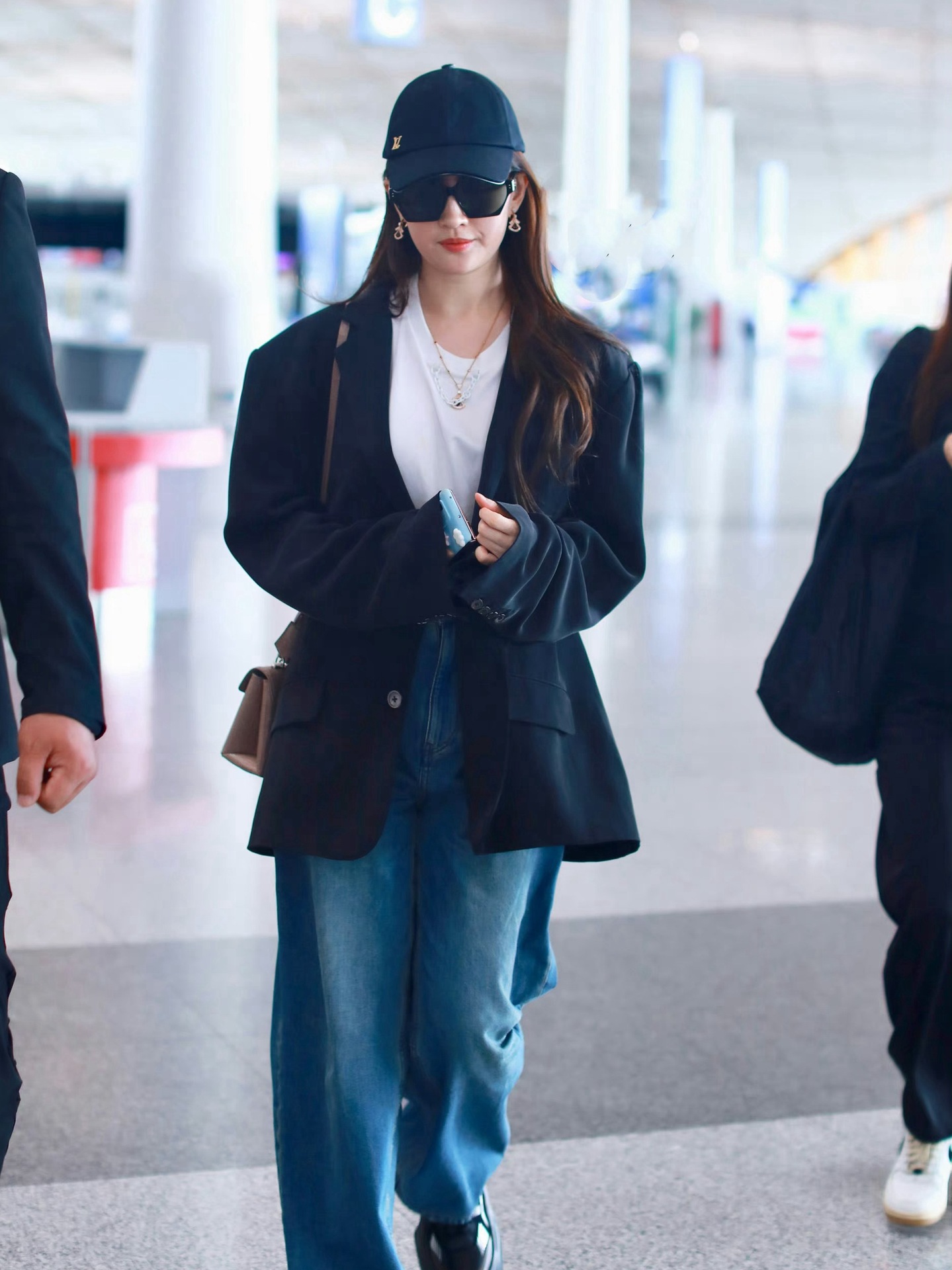 American retro commuter boyfriend style profile loose mid-length black suit jacket