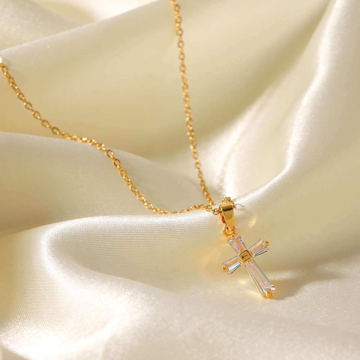 European and American 18K gold stainless steel cross inlaid zircon pendant necklace women's non-fading jewelry ins titanium steel neck chain