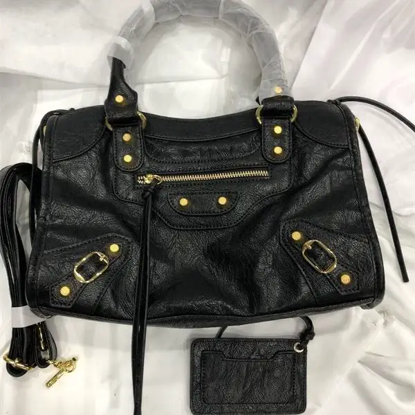 2025 New Niche Design High-End Studded Biker Bag Fashionable Commuter Shoulder Crossbody Bag Handbag for Women