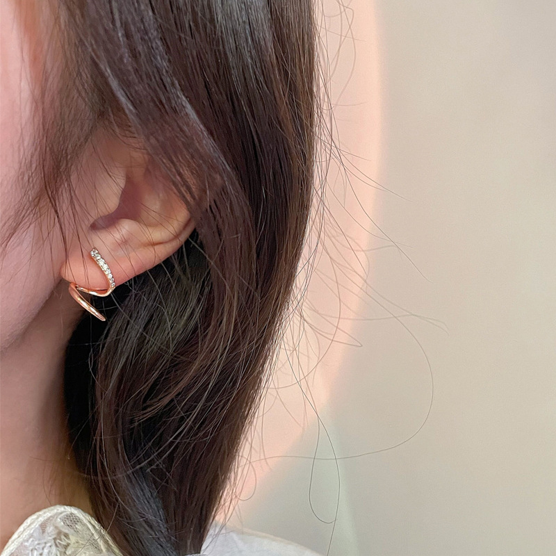 Diamond-encrusted wave earrings simple scenic spot stall entrepreneurial affordable earrings temperament creative design S-shaped rotating earrings