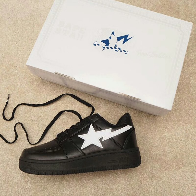 💰 210包邮 男女鞋36-45，主理人NIGO®创意设计，灵感来自于force空军板鞋！Bape 猿人复古 STA 经典低帮板鞋系列”星星logo 黑白色"10 颜色：”星星logo 黑白色"