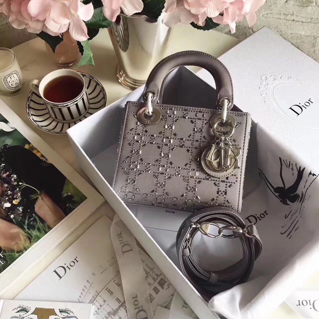 Lady Dior mini 💗 缎面镶钻戴妃包 丝绸在不同角度灯光下闪现不同色彩，明暗交接的立体感让缎面更上一个档次 无处不在的曝光率，网红人手一个🕶 尺寸：17cmx15x7cm