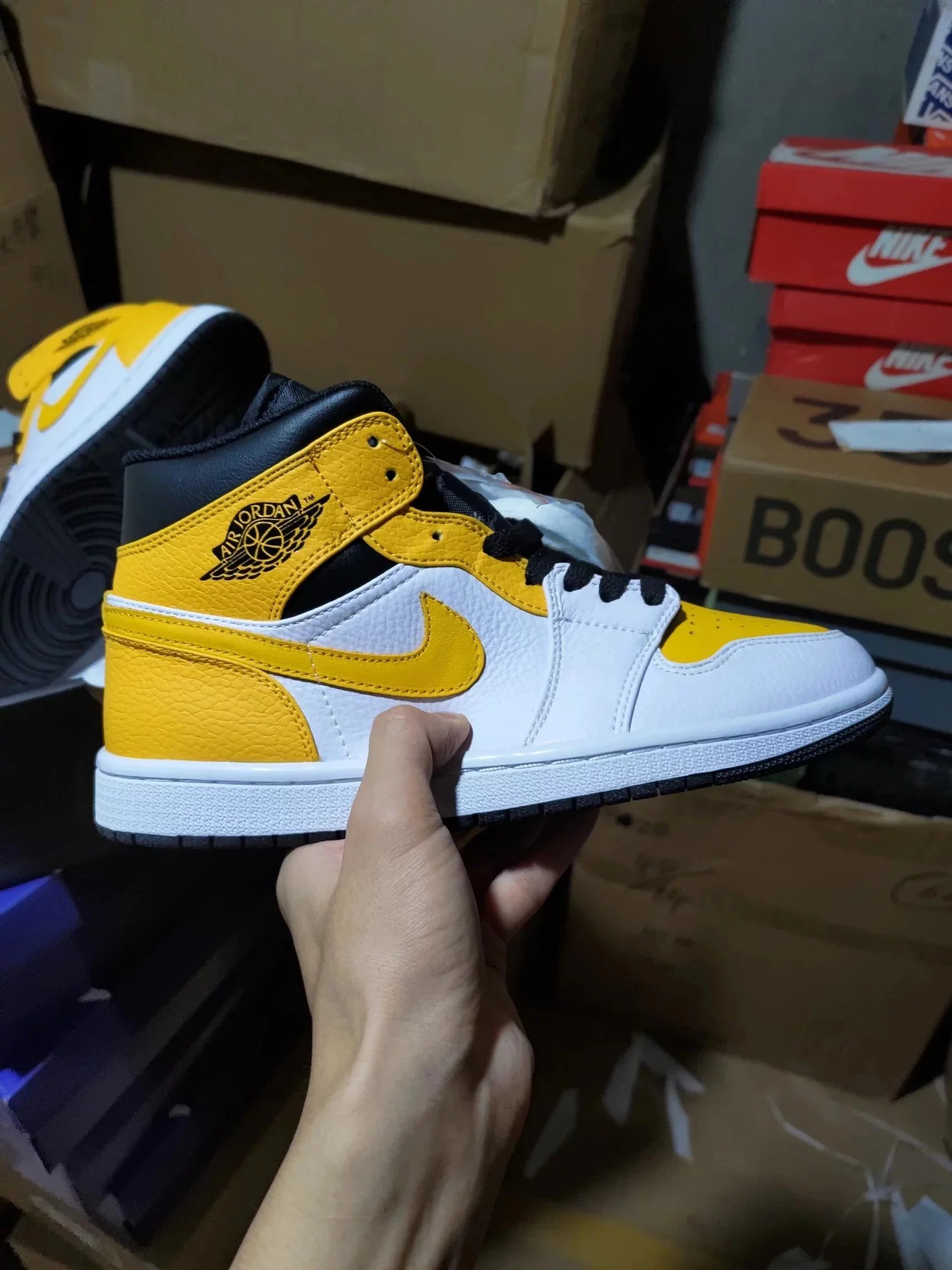 全头层收腰 内置气垫Air Jordan AJ1 Mid 中帮篮球鞋 皮卡丘黑黄配色  全新批次 原装原模大底全鞋原厂定制皮料 手感细腻正确折边工艺 完美细节诠释