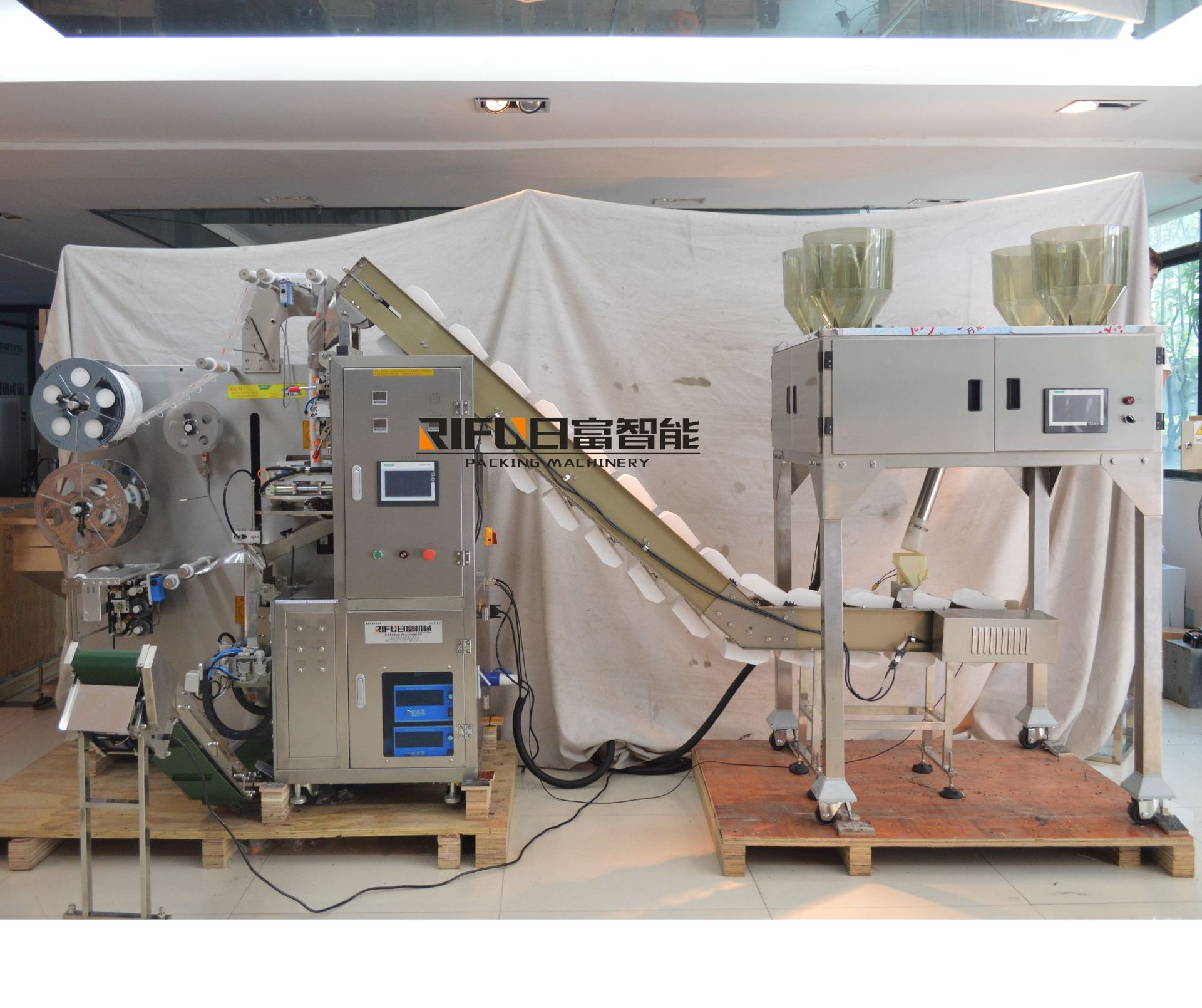 Inner and outer bag tea packaging machine eight treasures tea scented tea triangle bag packaging machine automatic ear hanging tea bag packaging machine