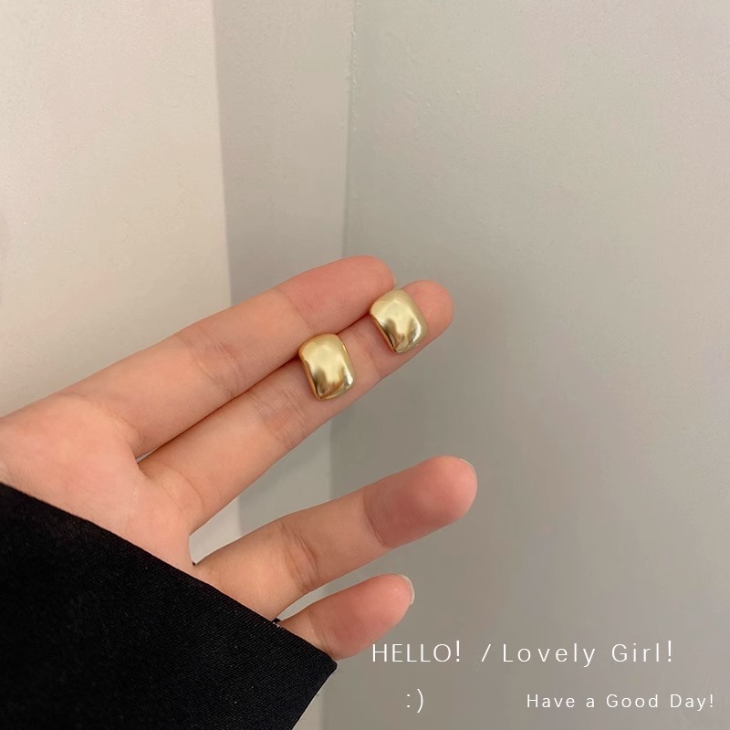 Minimalist Cool Style Metal Stud Earrings for Women, 2026 New Popular Niche Design, High-End Earrings, Versatile Ear Accessories