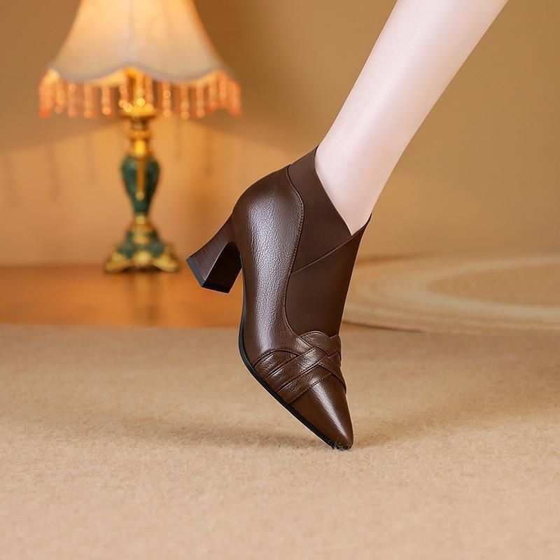 Beijianglang Autumn/Winter New Style Short Boots with Chunky Heel, Height-Increasing Woven Embossed Soft Leather Pointed Toe Women's Boots, Versatile and Stylish Mom Shoes