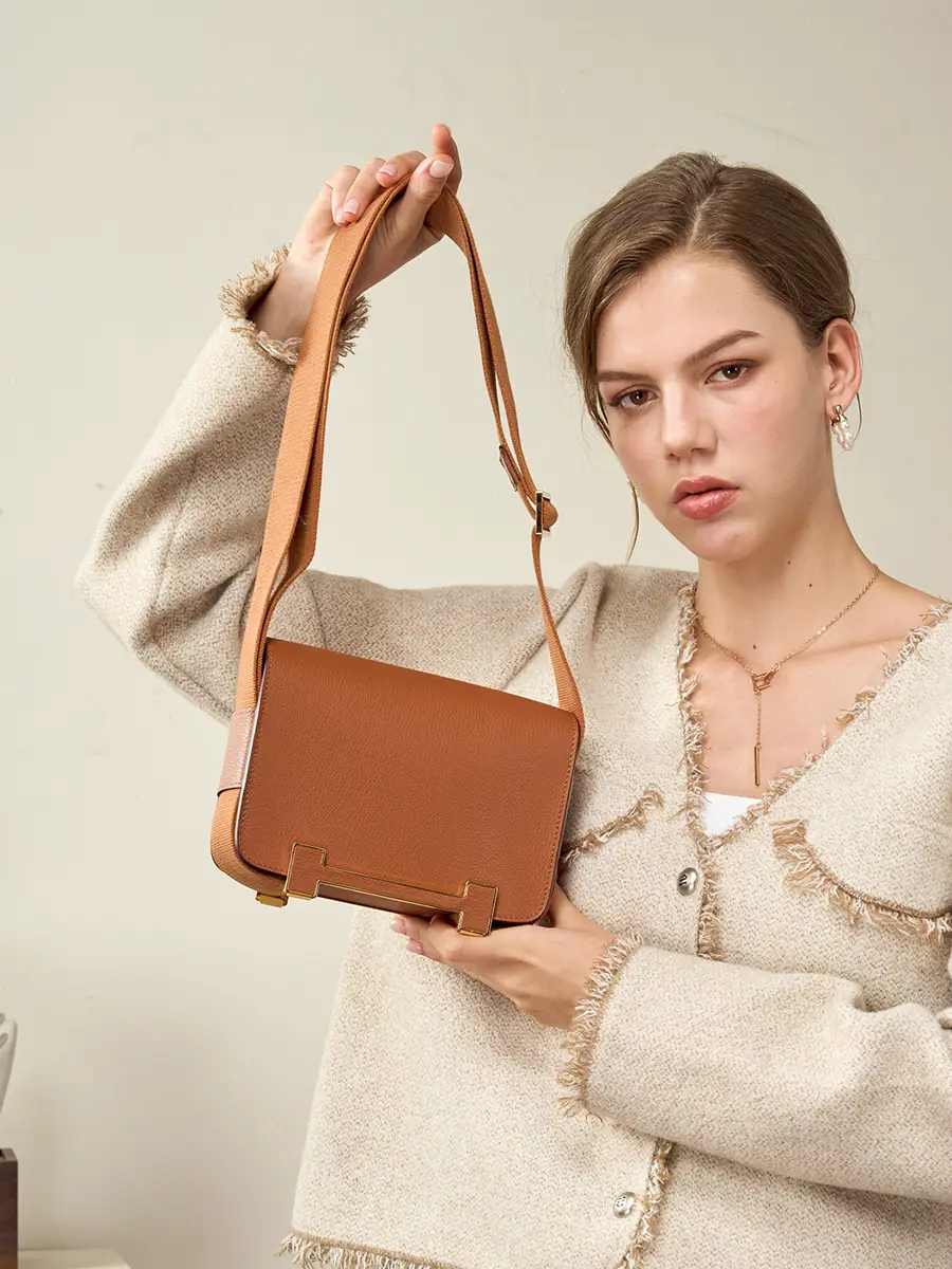 Geta Clogs Bag Wide Shoulder Strap Crossbody Bag Women's Accessible Luxury High-End Genuine Leather New Tofu Bag Single Shoulder Small Square Bag