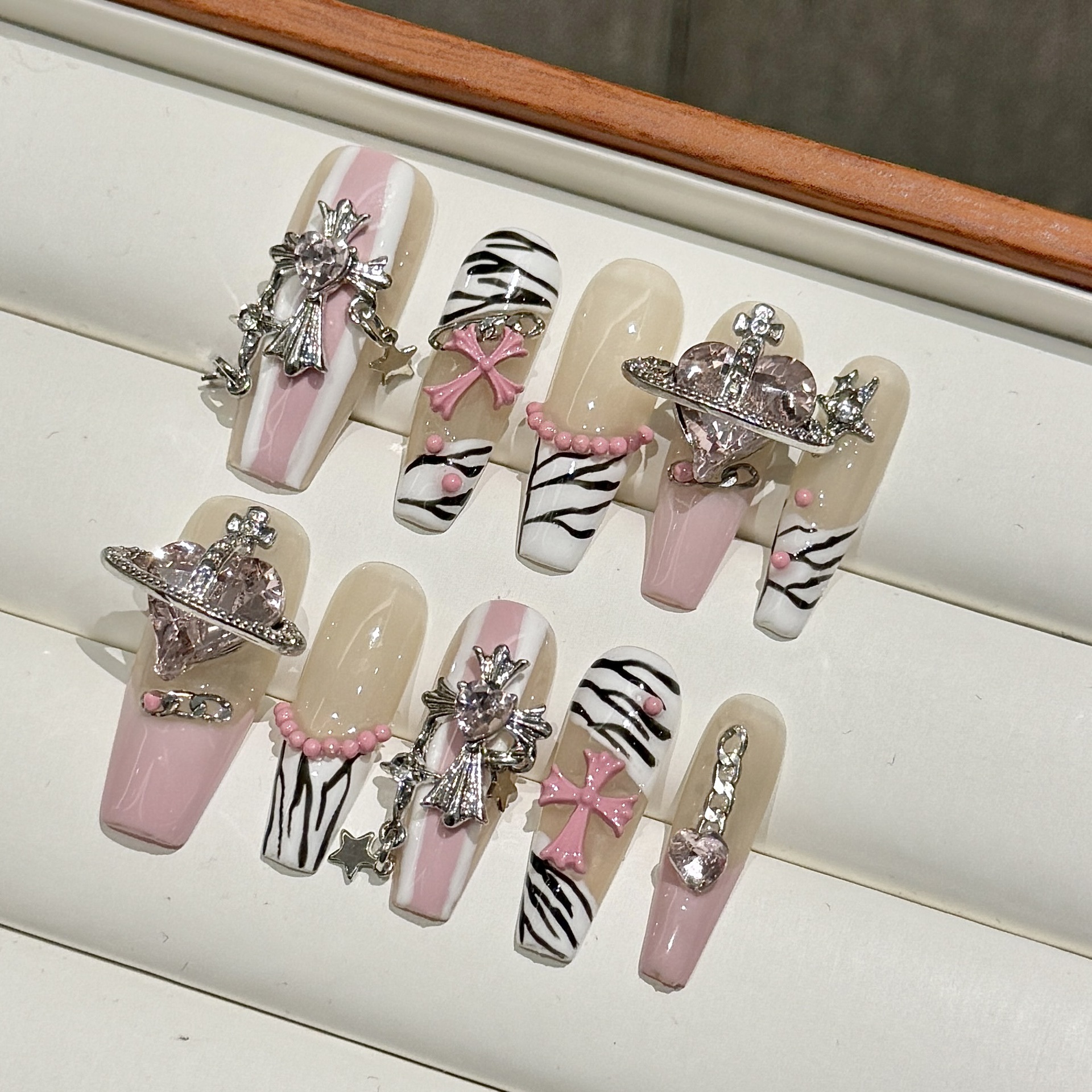 Rykarman Handmade Nail Pieces High-grade Pink Zebra Pattern French Nail Art Removable Crowheart White